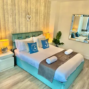 Coastal Vibes - Stunning With King Size Bed And Free Parking - Location And Close To Apartment
