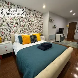 3 Mins Walk, 2pm Check-in, Private Garden. Apartment